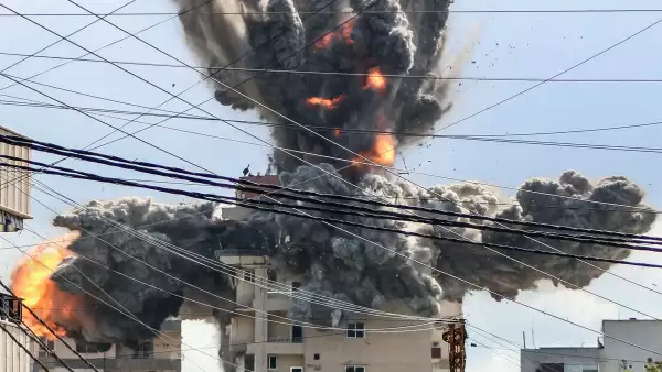 Una bola de fuego se eleva desde un edificio golpeado por un ataque aéreo israelí en el área de Abbasiyeh, en las afueras de la ciudad libanesa del sur de Tiro, el 8 de abril de 2026.