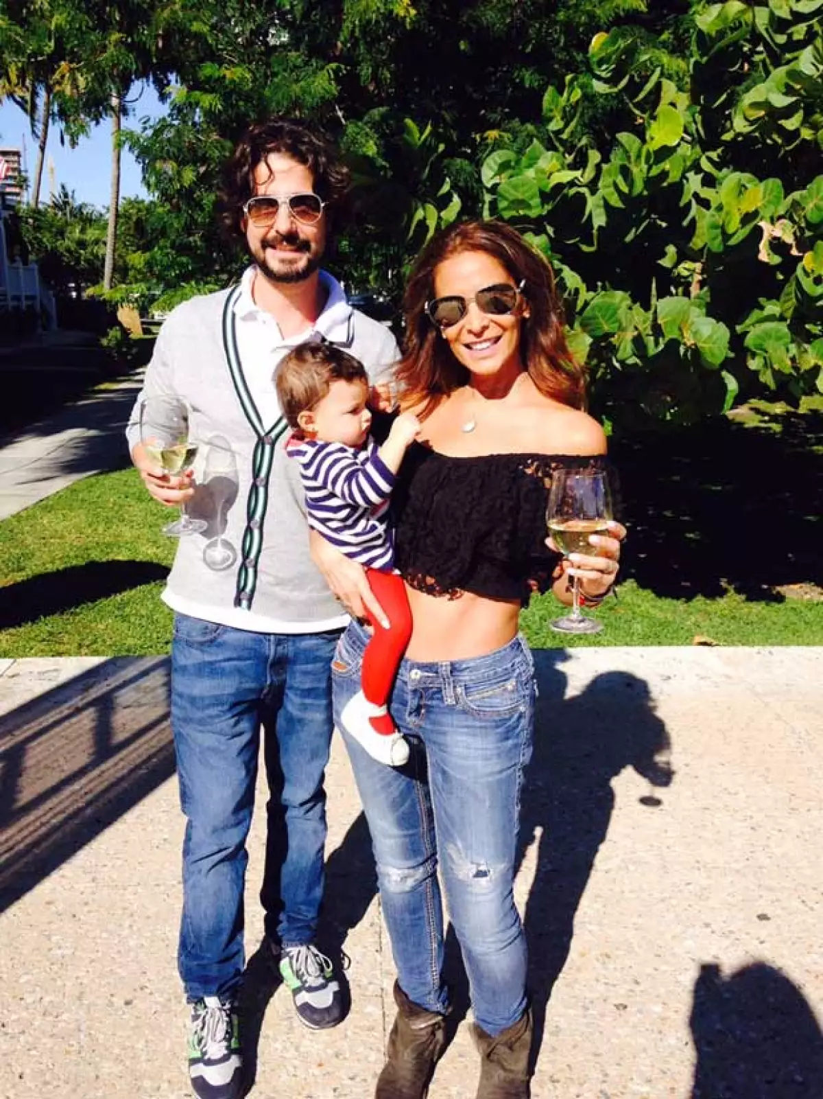 Jorge Monje junto a Lorena Rojas y su hija adoptiva, Luciana.