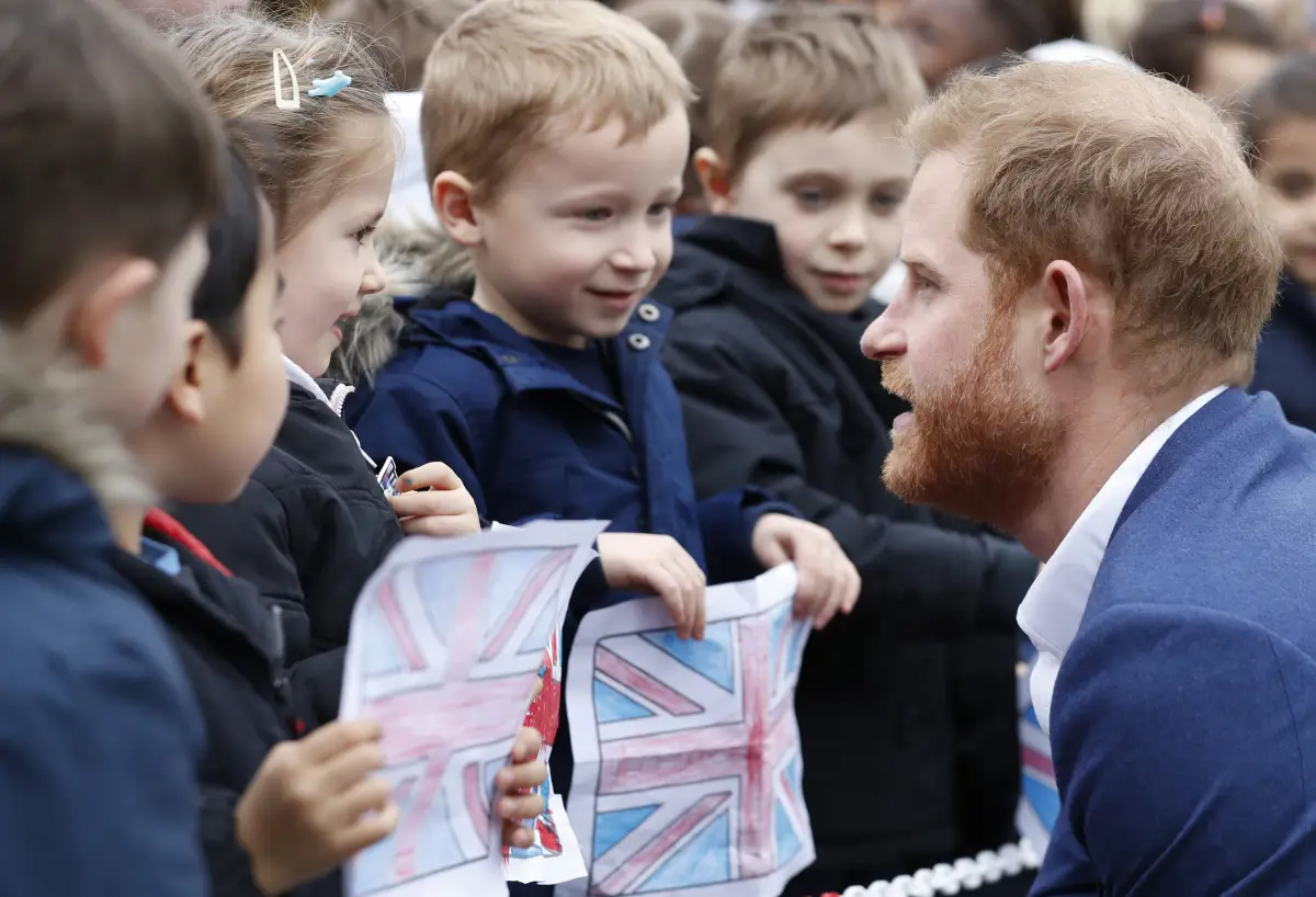 Príncipe Harry visita una escuela