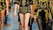 Para esta temporada la opulencia se plasma en formas barrocas con colores dorados y detalles de rococó para ofrecer un Otoño-Invierno llenó de una nueva clase de lujo.