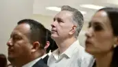 En la imagen se observa a Waldo Fernández de perfil durante un evento público. 