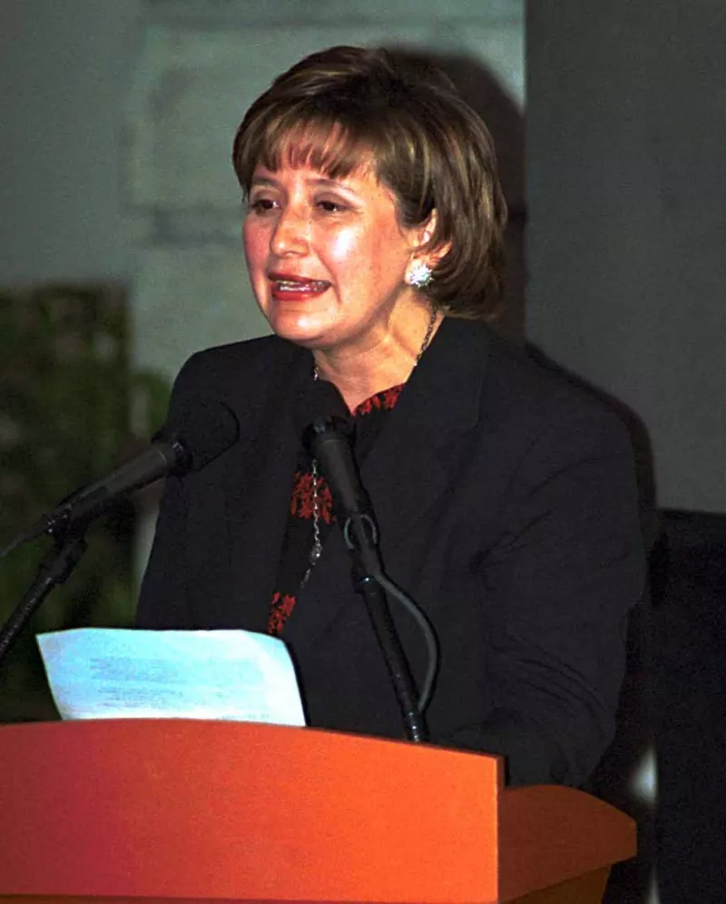  Xóchitl Gálvez Ruiz, Coordinación de Asuntos Indígenas para la Presidencia, fue  designada en el  Foro de Davos como una delos cien líderes  globales del futuro. Gálvez Ruiz presidirá a partir de la próxima semana las tareas de atención a los pueblos indígenas y, desde Los Pinos, coordinará los diversos programas  de Gobierno destinados a esta población de 10 millones de mexicanos. Su encomienda será el seguimiento de las políticas para impulsar el bienestar entre estas comunidades, de donde procede la destacada ingeniera que en 1994 recibió el reconocimiento "Empresaria del Año" por sus proyectos de alta tecnología. Sin militancia en ningún partido, casada y madre de dos hijos, con 36 años de edad, Xóchitl Gálvez ha promovido el combate a la desnutrición indígena desde su fundación. En los últimos cuatro meses, como responsable del área, diseñó el programa correspondiente. FOTO: Pedro Mera/CUARTOSCURO.COM