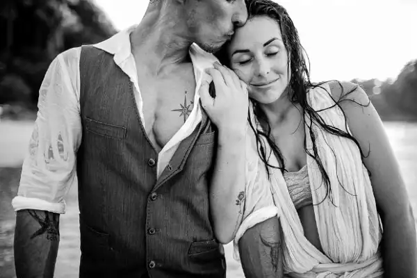 La playa sirvió como el escenario más romántico para la pareja.