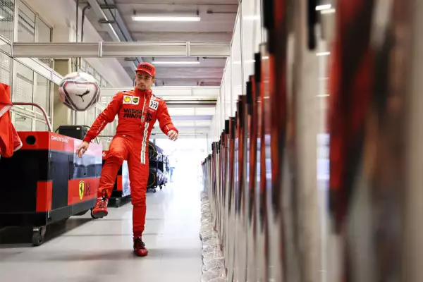 Charles Leclerc hace ejercicios de precalentamiento previo al GP de Brasil.