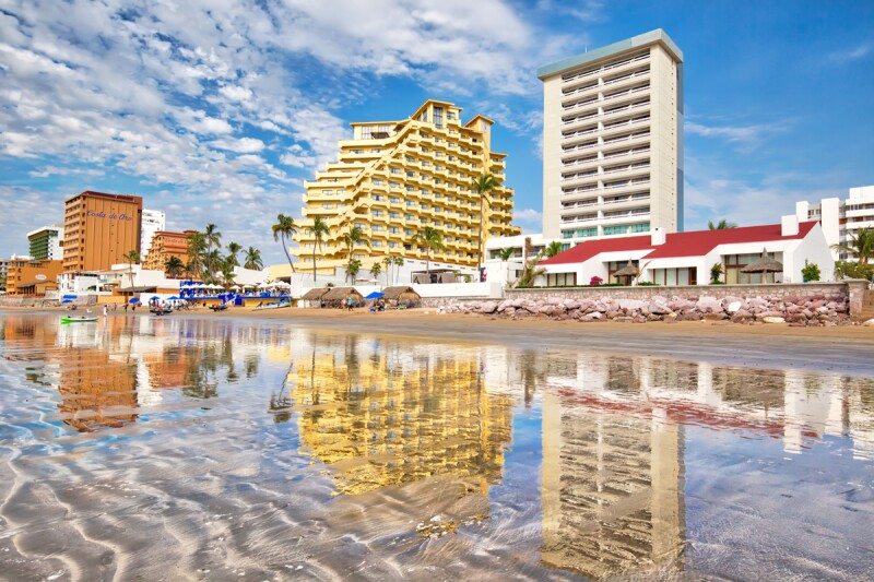 Resultado de imagen para extranjeros en hoteles de Mazatlán