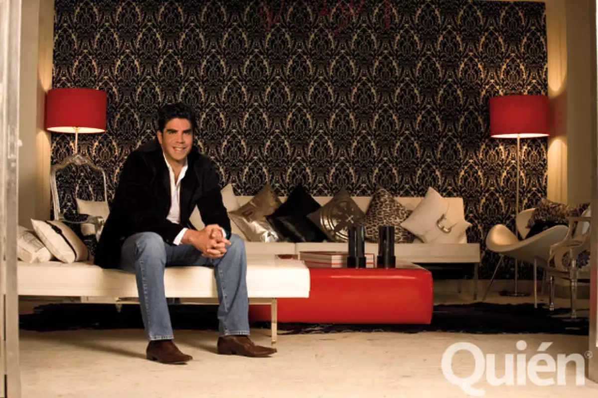 El polémico empresario y político nos invitó en 2009 a conocer su casa recien remodelada. Entre cojines Fendi y un área de alberca para las fiestas así vive el también boxeador.