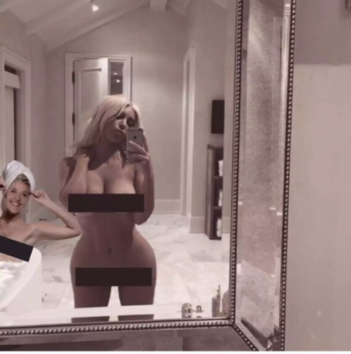 Ellen acompañando a Kim en el baño.