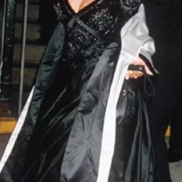 1992. Celebrando 30 años de la carrera de Valentino con uno de sus modelos.