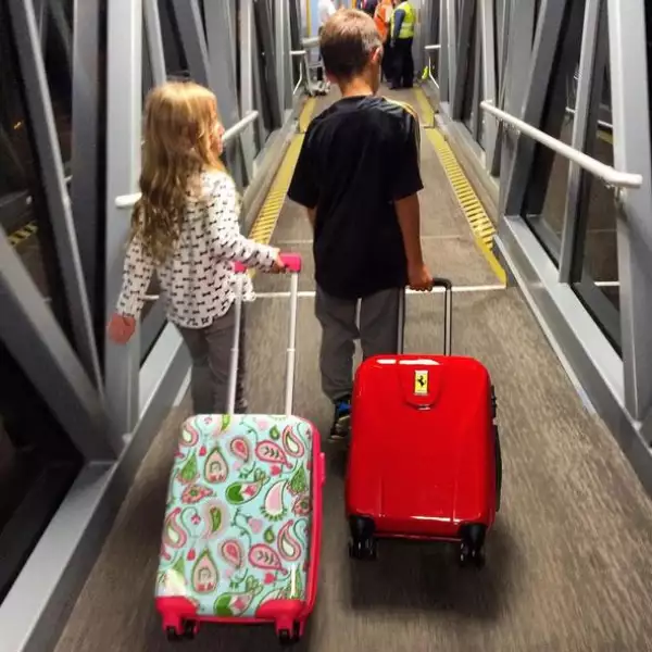 Sus hijos, Ginger y Julian, estaban súper listos con sus carry on para empezar el viaje a Japón.