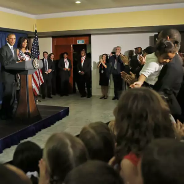 Una vez que dejó el aeropuerto cubano, la pareja presidencial acudió se reunió con parte del equipo en un hotel.