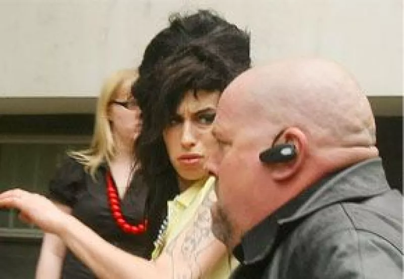 La cantante británica vuelve a causar escándalo dando puñetazos a varios fotógrafos.