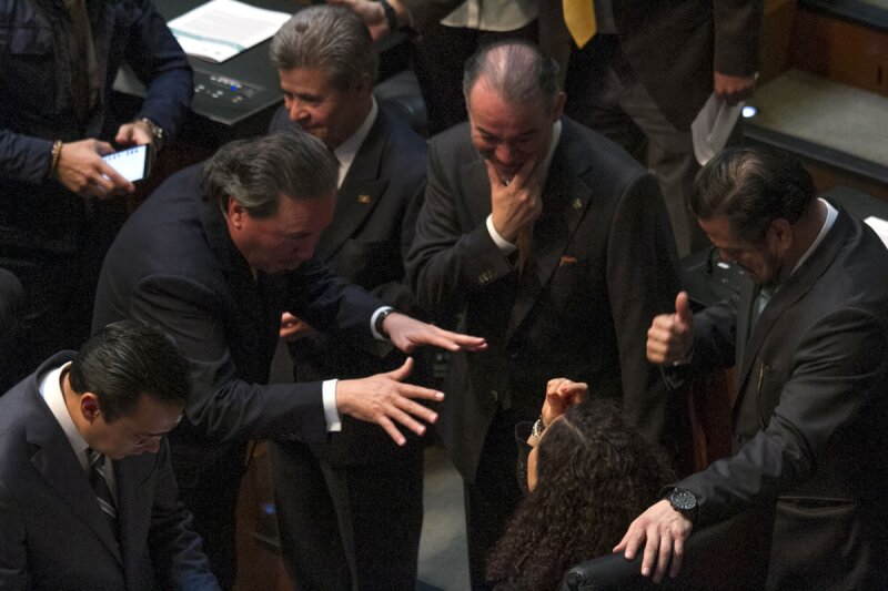 Los senadores dispensaron todos los trámites de la Ley de Transparecia para aprobarla este jueves.