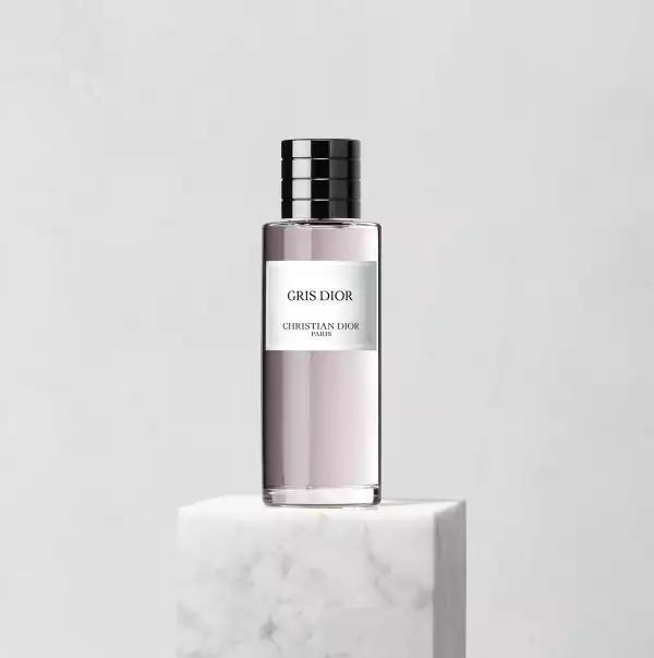 PARFUM_250_ml_GrisDior_ANA_F39_LR.jpg