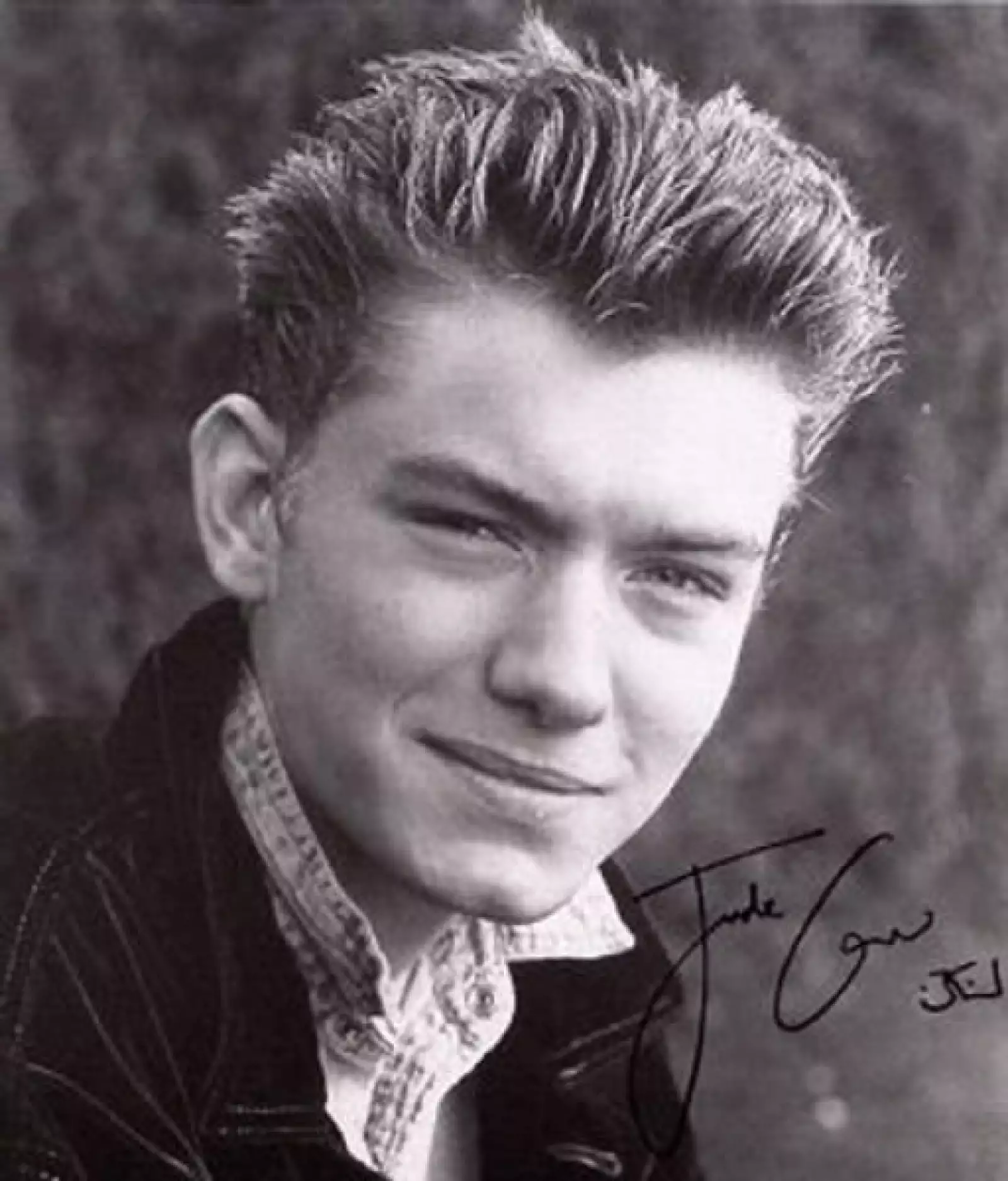 1987 (15 AÑOS). Comenzó a trabajar como actor en su adolescencia en obras de teatro y en series de televisión inglesas. Sin embargo, fue el programa `Families´, el que lo lanzó a la fama en su país natal.