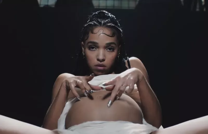 ﻿﻿﻿¿Será este un mensaje oculto para su novio? Y es que aunque el video no parece tener ningún sentido, la cantante podría estar mostrando una imagen que pronto se hará realidad.