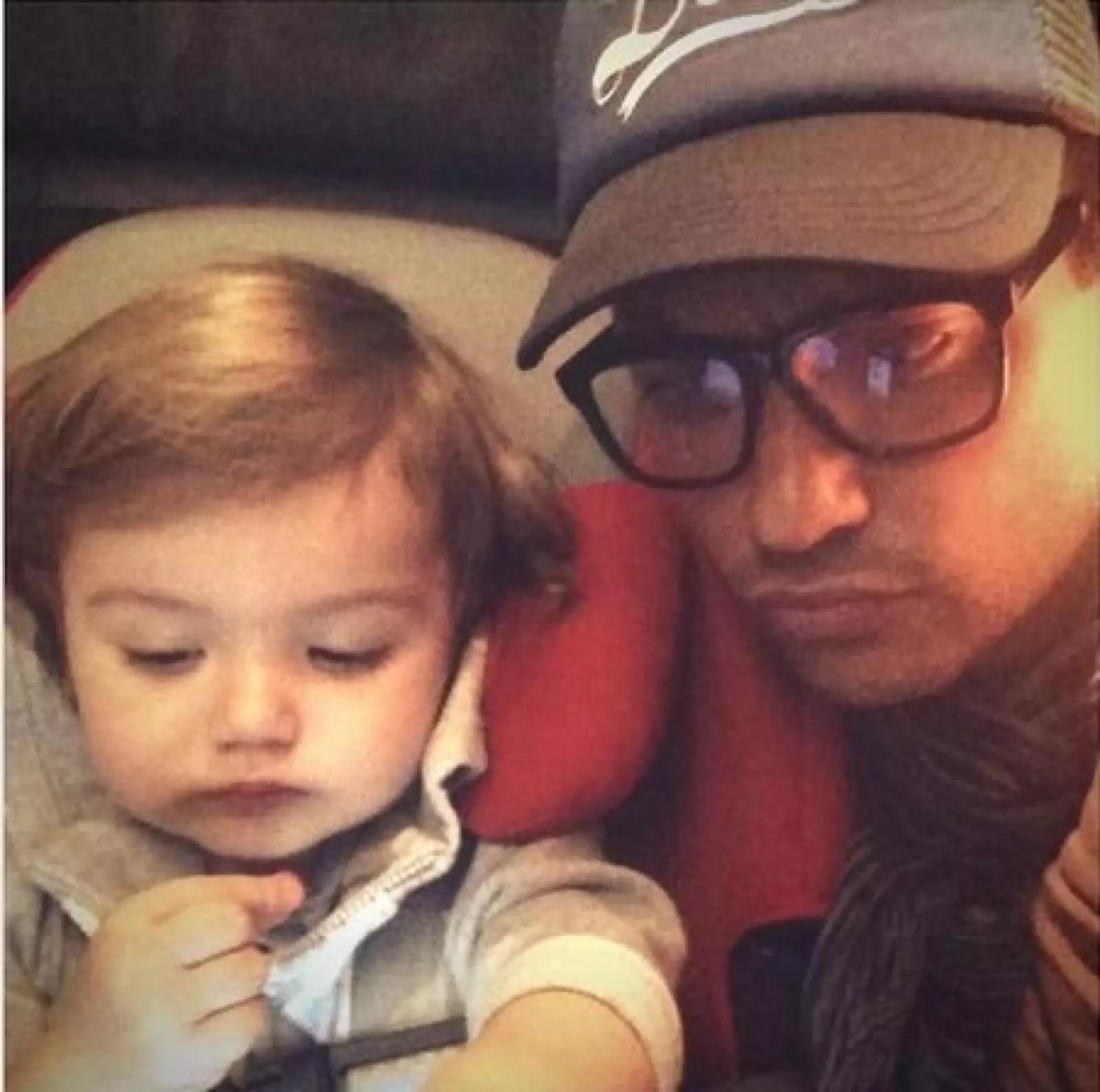 A través de las redes sociales Camil no ha parado de presumir a su hermosa hija, quien además de tener mucho estilo como papá es fiel amante de la tecnología.
