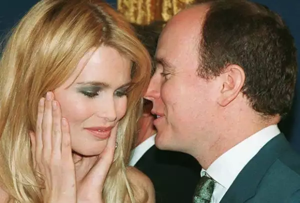 Alberto ha salido con varias modelos, entre ellas Claudia Schiffer.