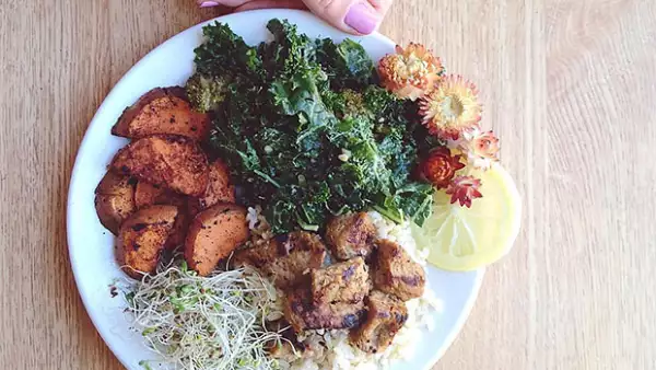 Todos los días vemos diferentes tipos verduras, pero muchos de nosotros no sabemos los beneficios que nos aportan. Aquí te contamos de seis beneficios que recibirás de la col rizada.
