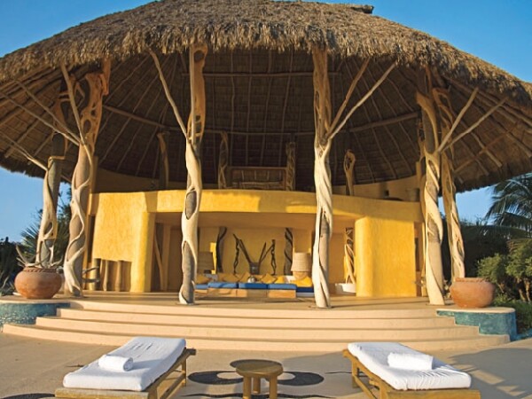 Esta palapa está sostenida por troncos de palmeras. En el segundo piso se encuentra el comedor. Este estilo de construcción predomina en las casas de Careyes.