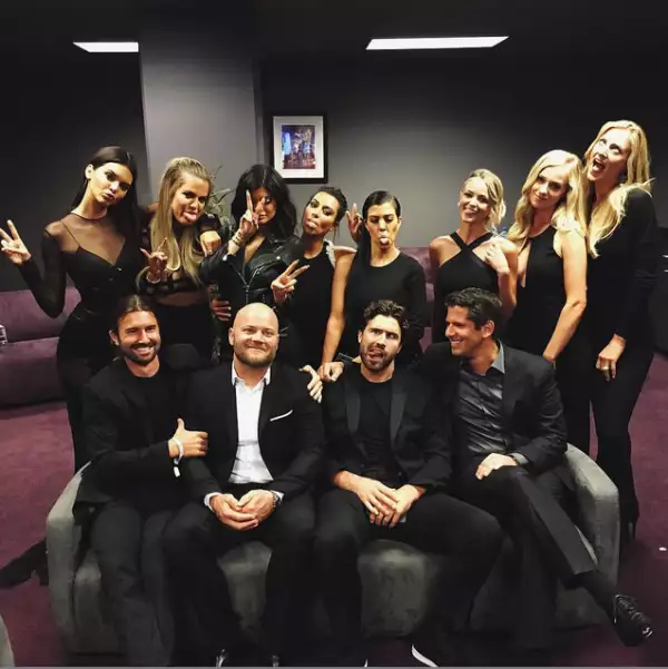 Los hijos e hijastras de Caitlyn Jenner acudieron vestidos de negro para mostrarle su apoyo y cariño.