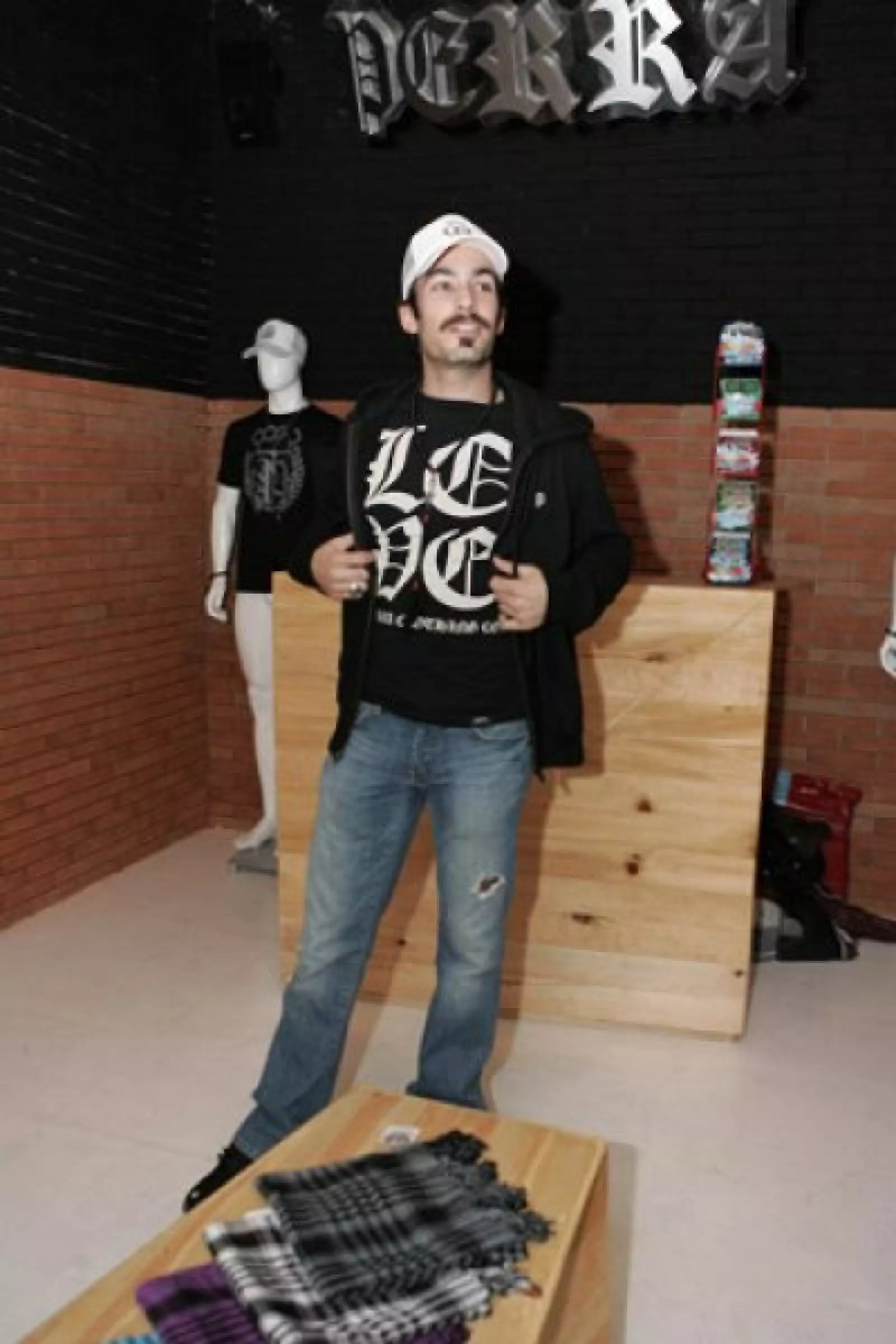 Aarón nos enseña el interior de si tienda.