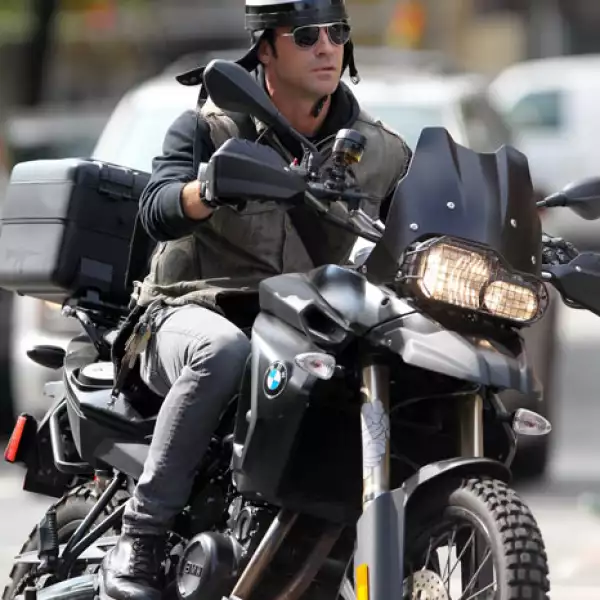 El novio de Jennifer Aniston, Justin Theroux siempre es captado paseando en su motocicleta por Nueva York.