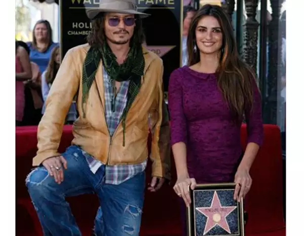 Johny Depp acompañó a la actriz en la develación de su estrella.