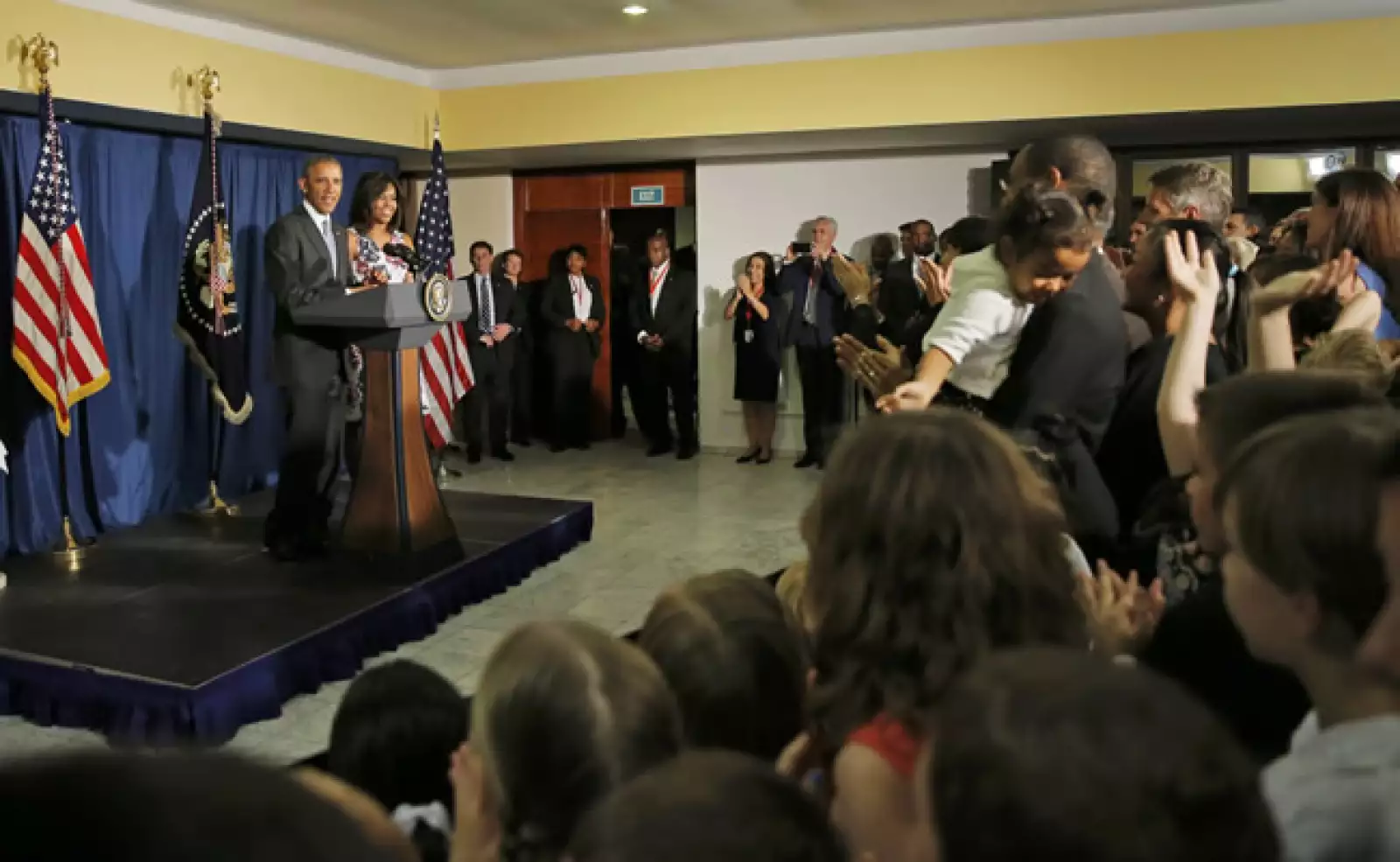 Una vez que dejó el aeropuerto cubano, la pareja presidencial acudió se reunió con parte del equipo en un hotel.