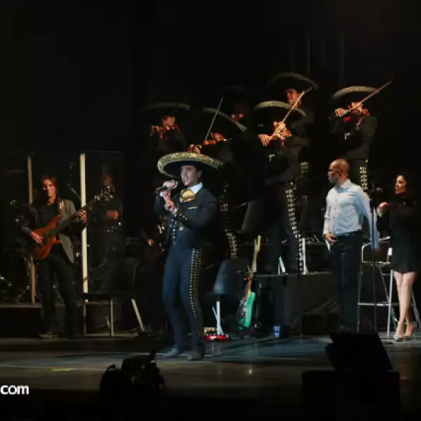 En la segunda parte del concierto Alejandro cambió el vestuario y cantó sus baladas pop.