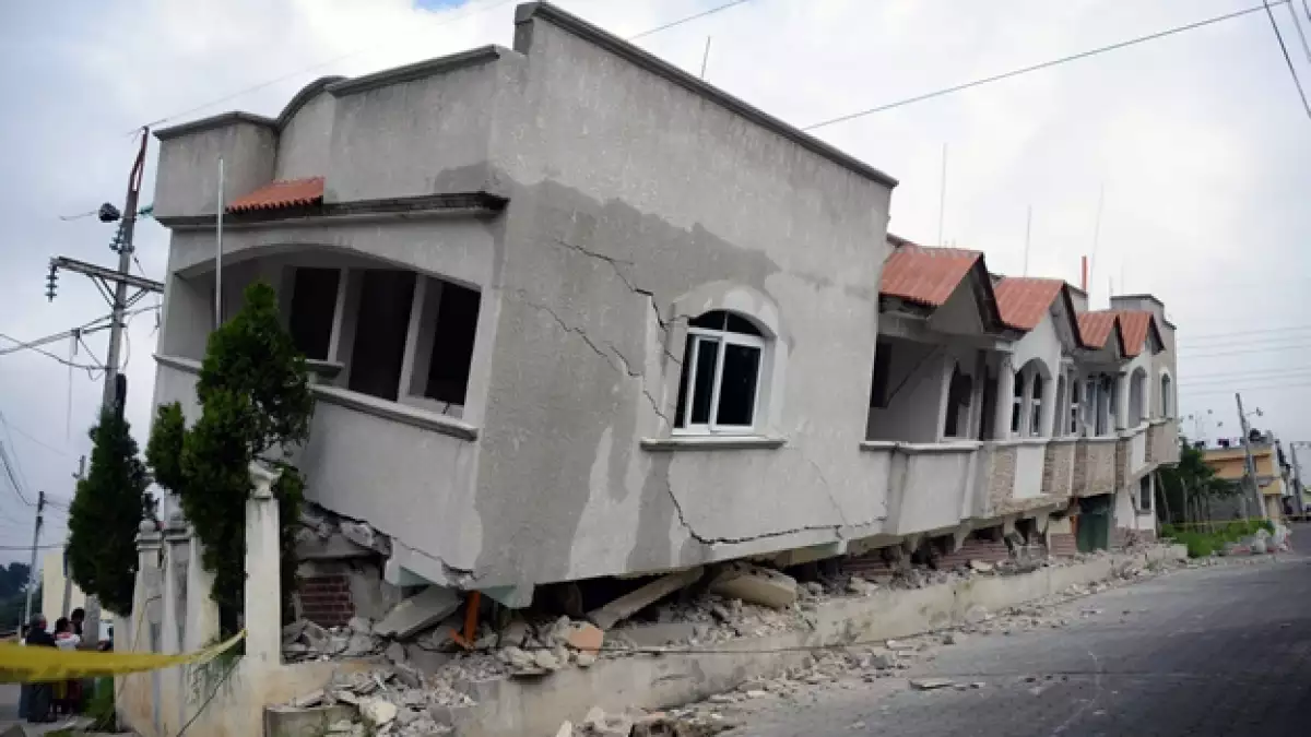 Una de las viviendas afectadas por el sismo registrado el lunes en Guatemala, en la frontera sur con México