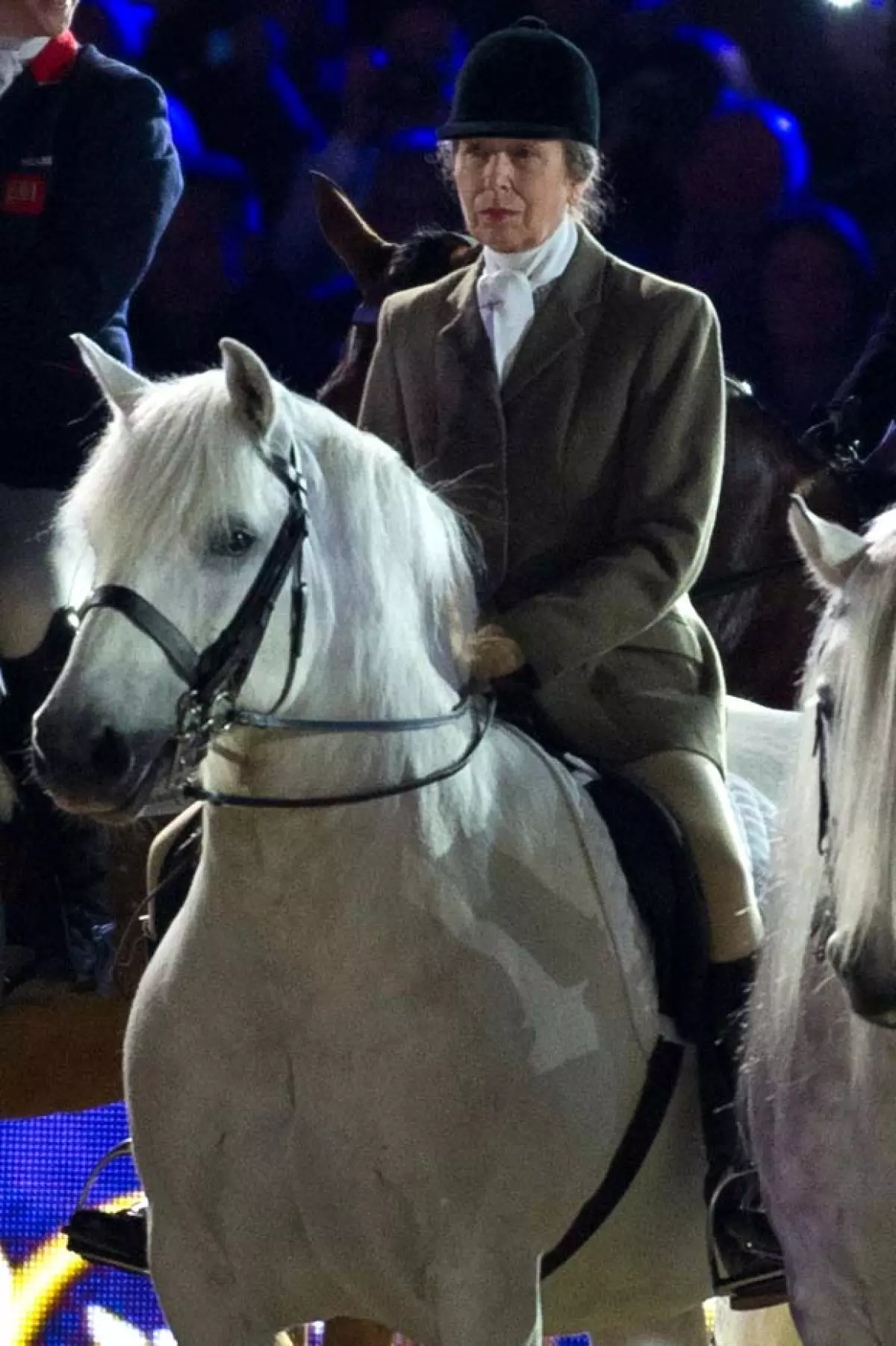 A la celebración desfilaron en sus caballos la princesa Anne, hija de la reina Isabel.