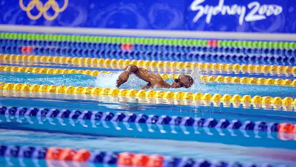 Foto de Eric Moussambani durante su competencia en los Juegos Olímpicos de Sydney 2000