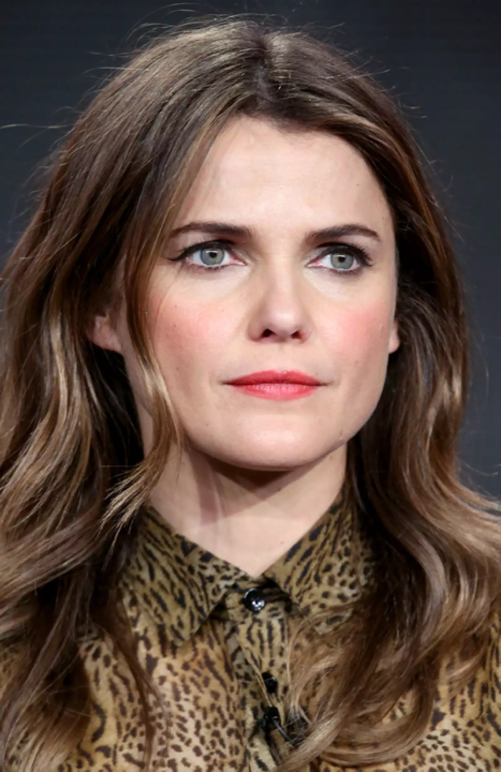 Keri Russell prefiere un tono más naranja y unos cat eyes.