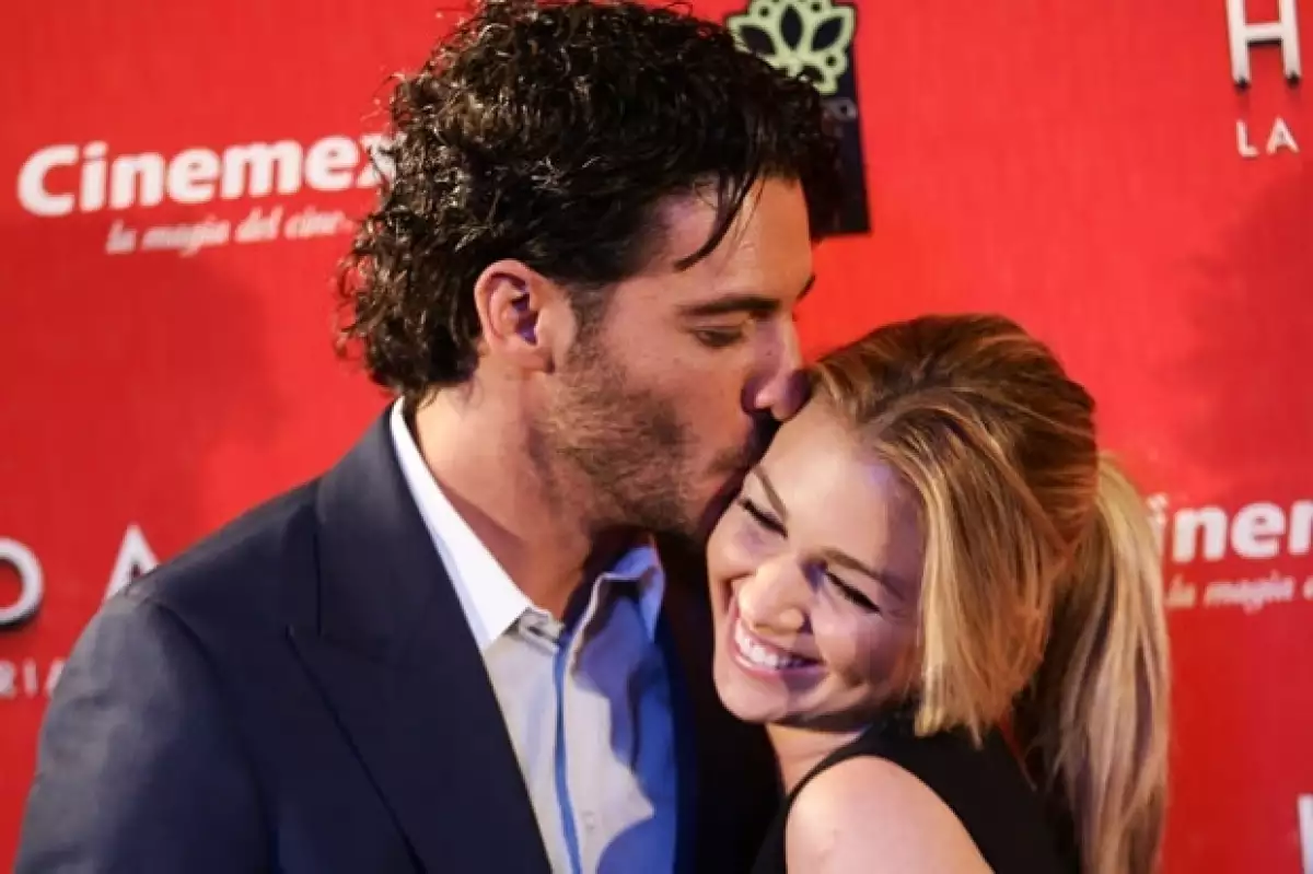 El actor vivió mucho tiempo sólo, por lo que sabe hacer las labores domésticas, aseguró su ahora esposa.