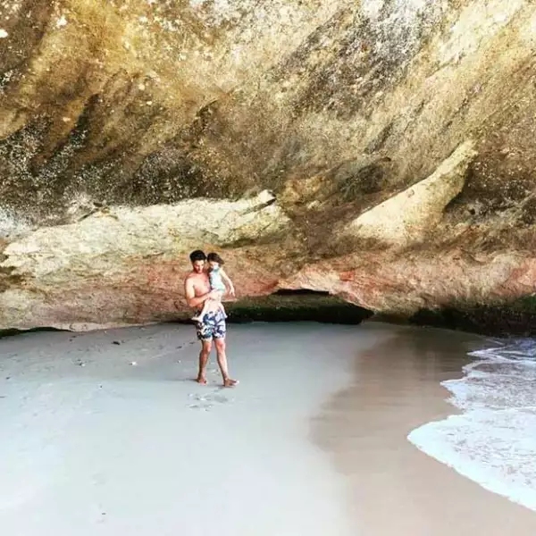 Erick Elías junto a Penélope.