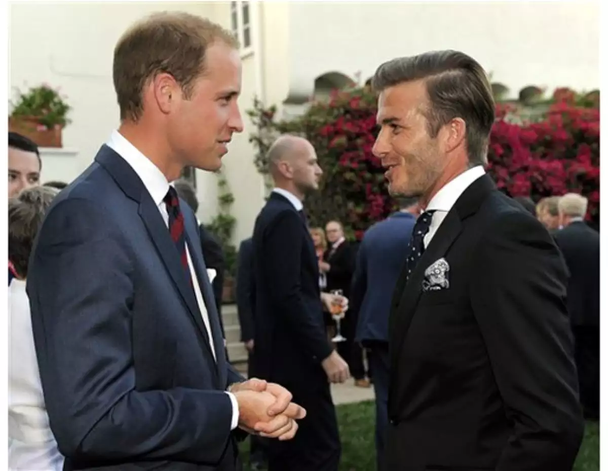 El Duque de Cambridge fue recibido por su compatriota el astro del futbol David Beckham.