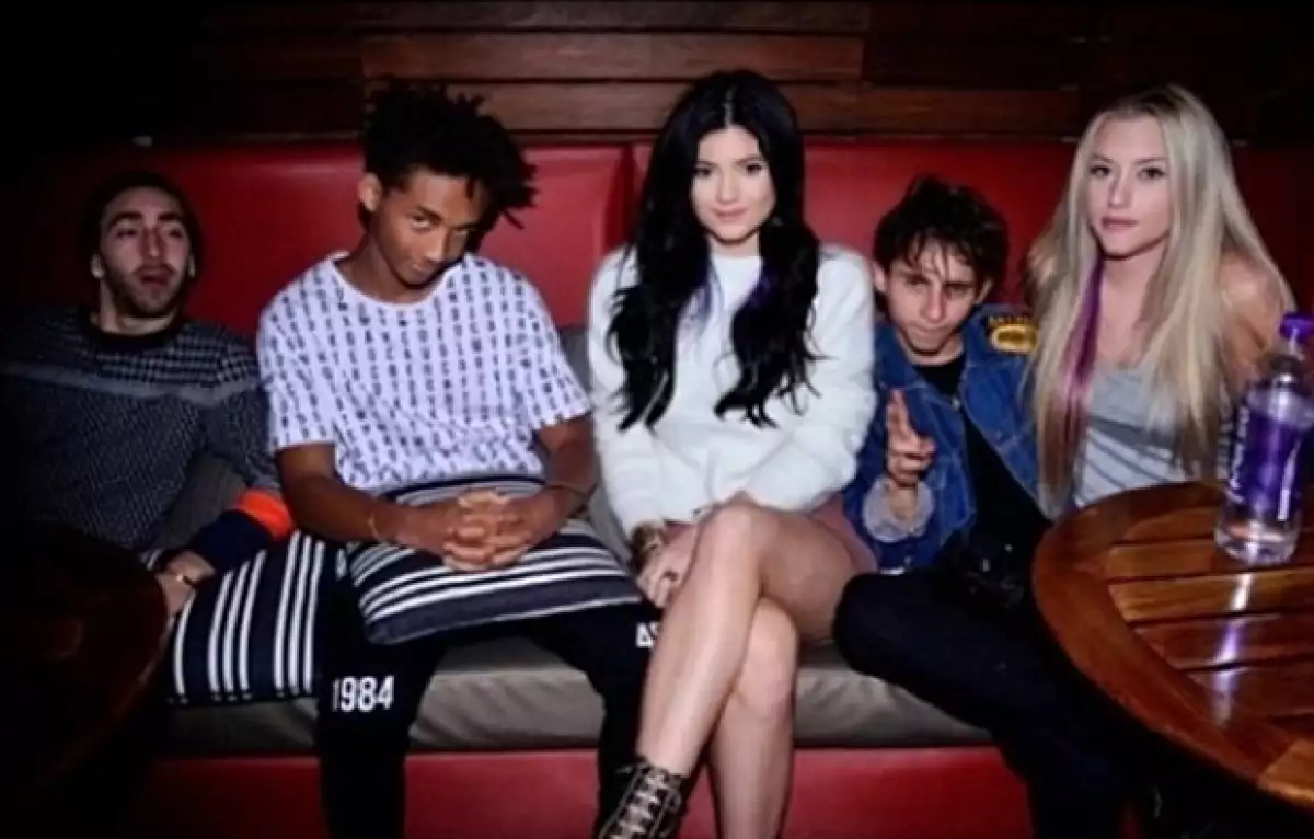 El actor es muy amigo de Jaden, hermano de Willow también súper amigo de Justin Bieber y de las hermanas Jenner.