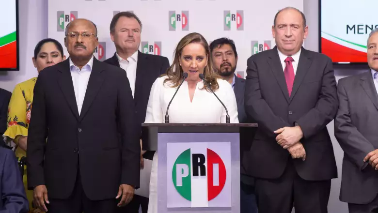 Claudia Ruiz Massieu (centro)
