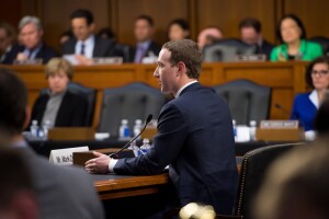 Mark Zuckerberg, compareciendo en el Senado