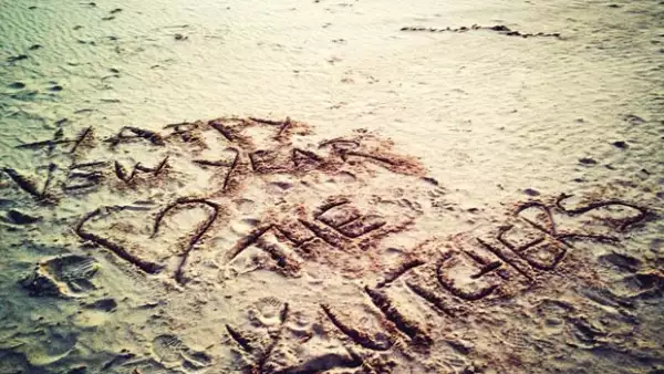 Luego de compartir una fotografía en su Facebook como felicitación por el Año Nuevo, seguidores del actor propiciaron especulaciones sobre su actual estado civil.