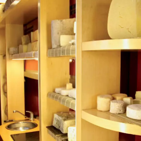 En el aspecto gastronómico se ubica el Duhau Restaurante & Vinoteca; en su cava se guardan los mejores vinos internaciones, así como los tradicionales Malbecs de la región, los cuales pueden acompañarse por alguno de los 40 quesos artesanales.