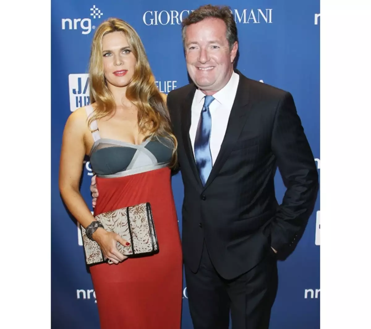 El periodista Piers Morgan y su esposa a la entrada de la gala de beneficencia.