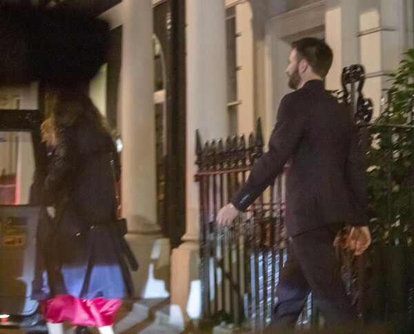 Lily James y Chris Evans.