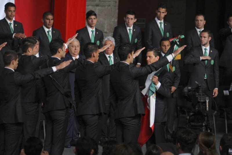 Enirque Peña Nieto entregó la bandera nacional a Rafa Márquez, capitán de la Selección Mexicana.