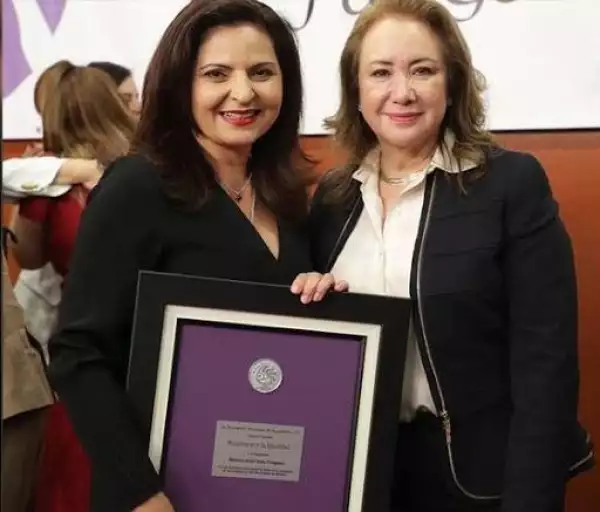 Mónica Soto con la misnistra Yasmín Esquivel, quien llegó a la Corte a propuesta de López Obrador.