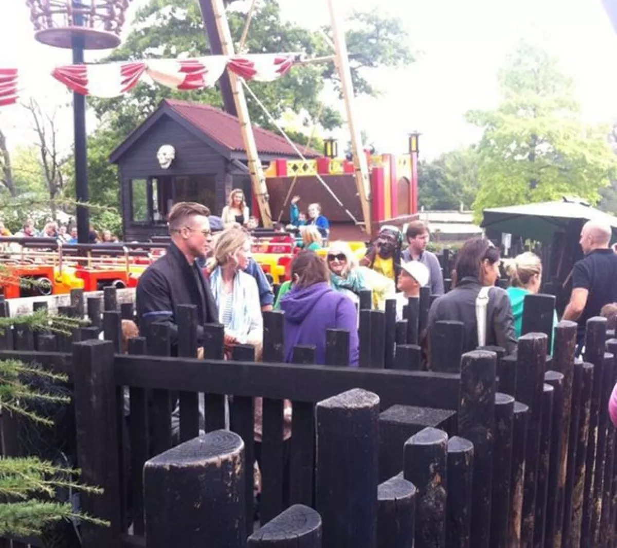 Los integrantes de la familia Jolie Pitt tomaban su lugar en la fila para esperar su turno.