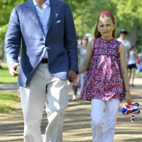 Su padre, el Rey Felipe, la apoya y la acompaña hasta la escuela, como cualquier padre.