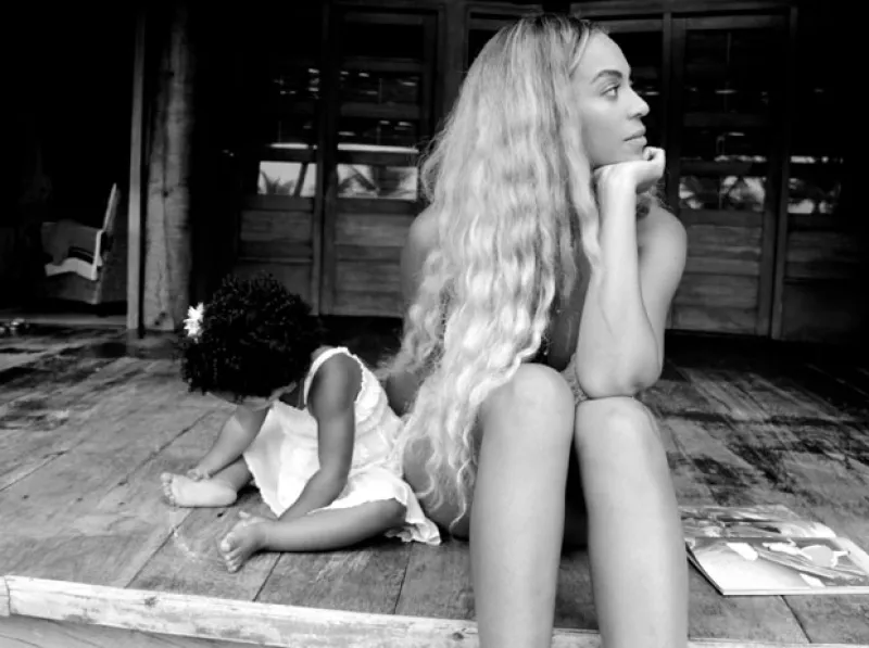 El 7 de enero pasado Blue Ivy, cumplió dos años de edad, sin embargo, los regalos aún no terminan: sus papás le regalaron un Ferrari y Cadillac en miniatura.