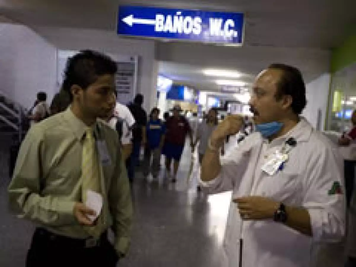 Empleados de salud informan a los transeúntes sobre las medidas de prevención. (Foto: Reuters)