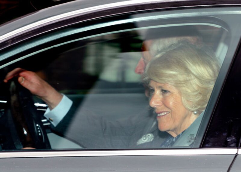 El momento en el que Camila de Cornwall y el príncipe Carlos llegan al palacio de Kensington.